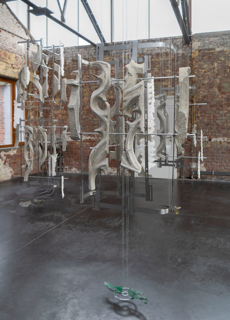 Paola Siri Renard, Armour Leftovers, 2021, Plâtre acrylique, verre coulé, cire, acier, aluminium, câbles, Dimensions variables © Paola Siri Renard